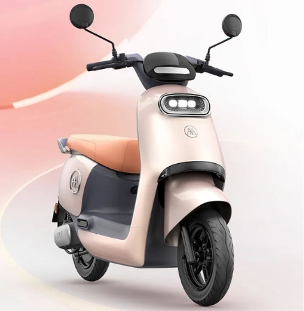 愛(ài)瑪電動(dòng)車(chē)全新電摩拉斐上市，長(zhǎng)續(xù)航強(qiáng)動(dòng)力，外型典雅彰顯高貴氣場(chǎng)(圖3)