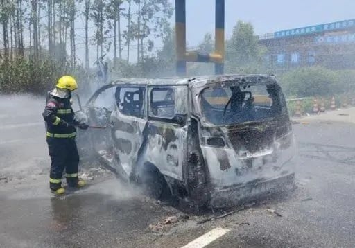 撞車了車門打不開 今天我想再罵罵隱藏式門把手(圖18) 撞車了車門打不開 今天我想再罵罵隱藏式門把手