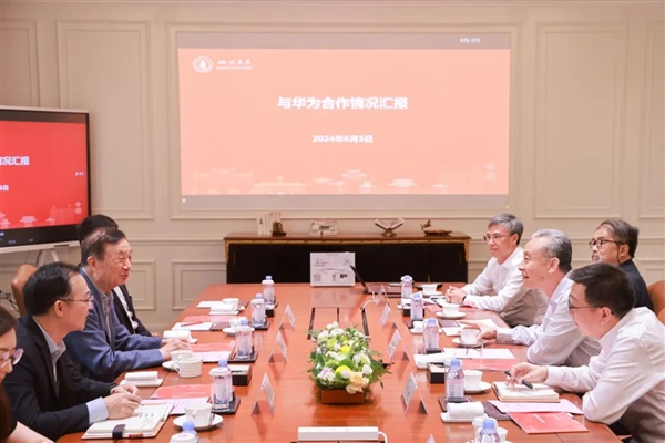 余承東陪同:華為創始人任正非一行到訪四川大學(圖1) 余承東陪同:華為創始人任正非一行到訪四川大學