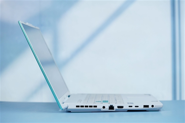 四面窄邊框！華碩天選5 Pr魔幻青圖賞