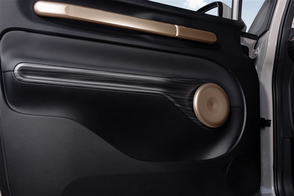 將沙發(fā)搬到車?yán)?寶駿云朵內(nèi)飾細(xì)節(jié)公布:黑珍珠配色絕美(圖4) 將沙發(fā)搬到車?yán)?寶駿云朵內(nèi)飾細(xì)節(jié)公布:黑珍珠配色絕美