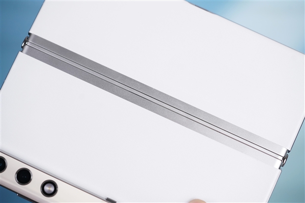 4.3mm迄今最薄折疊屏！榮耀V Purse圖賞：驚艷了