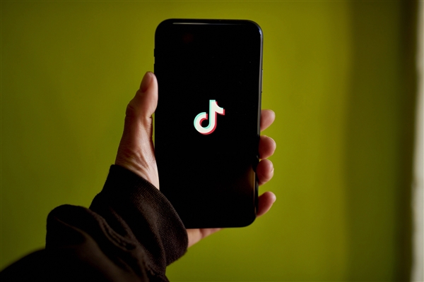 郭有才走紅后菏澤南站連夜修路 網友點贊(圖1) 郭有才走紅后菏澤南站連夜修路 網友點贊