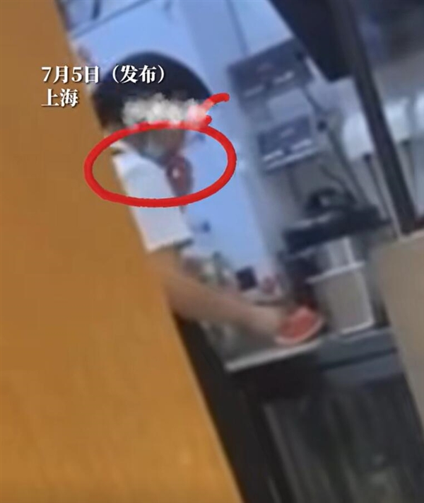 CoCo都可員工切西瓜時偷吃西瓜心 公司：涉事員工已被停職
