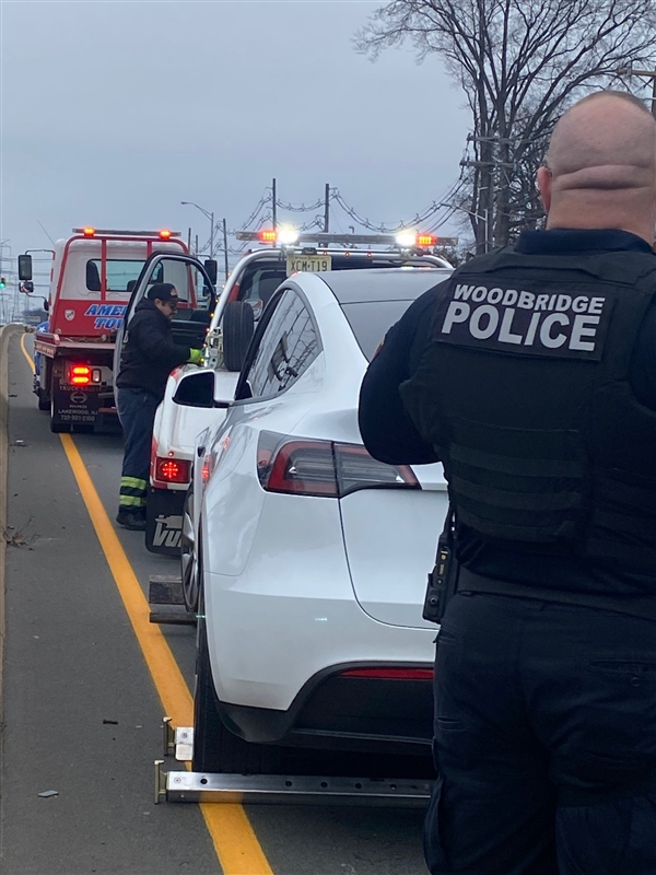 提車1周 一特斯拉高速上行駛時方向盤脫落：維修時還被收費