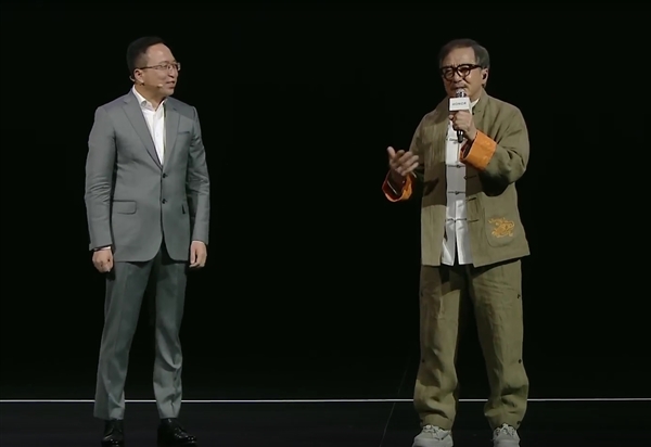 成龍“腳踢”榮耀手機(jī)毫發(fā)無(wú)損：一口氣買了十幾臺(tái)送人