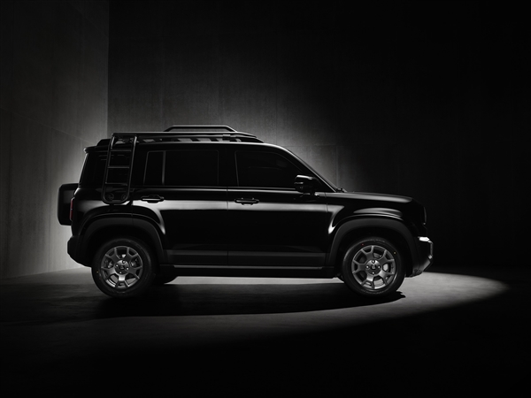 年輕人首臺(tái)電動(dòng)路虎衛(wèi)士 寶駿悅也PLUS官圖發(fā)布：全黑賊帥！